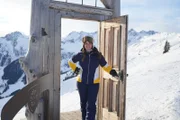 Moderatorin Conny Bürgler im Alpbachtal, während ServusTV´s Heimatleuchten - Stiller Winter, umtriebige Leit - Conny Bürgler im Alpbachtal“  (Arbeitstitel) im Alpbachtal, Tirol, Österreich, am 21.01.2025