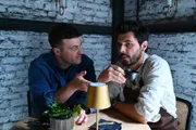 Matteo (Riccardo Angelini, r.) leidet darunter, dass seine Vergangenheit einer Beziehung mit Nathalie im Weg steht. Links Ben (Jörg Rohde) +++ Die Verwendung des sendungsbezogenen Materials ist nur mit dem Hinweis und Verlinkung auf RTL+ gestattet.