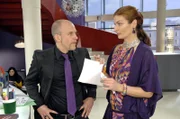 Gerrit (Lars Löllmann, l.) bekommt von seiner Mutter (Franziska Matthus, r.) vor den Mitarbeitern klare Ansagen ...