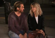 Mickey (Kaitlin Olson, r.) und Jimmy (Scott MacArthur, l.) versuchen, ihre Beziehung aufzufrischen. Das endet allerdings blutiger als erwartet...