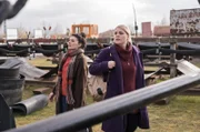 Nachdem Miriam (Christina Petersen, re.) und Rieke (Liza Tzschirner, li.) ihrem Pflegesohn Cosmo erzählt haben, dass Rieke drei Monate nach Peru gehen könnte, ist dieser verschwunden.