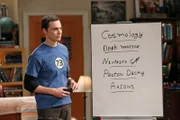 Gerät mit Penny, Amy und Bernadette aneinander: Sheldon.