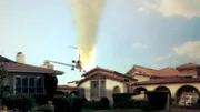 CGI: Pacific Southwest Airlines Flug 182 verfehlt in San Diego nur knapp eine belebte Wohngegend, während er auf den Boden zusteuert.