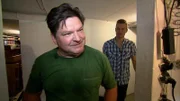 Carlos ist Haushaltsauflöser, er hortet statt aufzulösen. Er muss sich entscheiden, Neustart, oder weiter im Chaos zu versinken. Trödelexperte Marco soll dabei helfen. v.l.: Carlos, Gordon