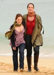 Rosamunde Pilcher - Vier Jahreszeiten: Das Geschenk des Frühlings Strandspaziergang: Paula Kalenberg als Abby, Natalia Wörner als Charlotte