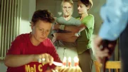 Sascha (Barbara Sotelsek, re.) und Melanie (Sigrid M. Schnückel, li.)überraschen Simone (Susanne Schlenzig) mit einer Geburtstagsnachfeier. Erst freut sich Simone, doch dann erscheint ihr plötzlich wieder Baumann...