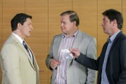 Als die Kommissare Lind (Tom Mikulla, r.) und Hartl (Michael A. Grimm, m.) eine Kontaktlinse des Opfers im Büro finden, wird es eng für den Klinikchef Prof. Hoff (Francis Fulton Smith, l.).