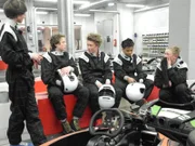 Lukas, Philipp, Felix, Joel und Tom (von links nach rechts) freuen sich auf das Kartfahren.