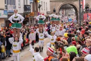Über die Ringe, durch die Altstadt und am Dom vorbei ziehen 12.500 Teilnehmer über 7,5 Kilometer zu Fuß oder in den 78 Festwagen an den Kameras vorbei.