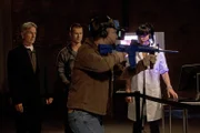 Versuchen, einen Fall zu lösen: Gibbs (Mark Harmon, l.), Marine Sergeant Evan Westcott (Glen Powell, 2.v.l.), Kapitän Wescott (Brad Beyer,2.v.r.) und Abby (Pauley Perrette, r.) ...