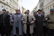München 1923: Adolf Hitler (Jaroslav Plesl) will durch einen Putsch die Regierung Stresemann stürzen.