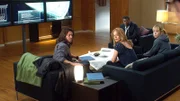 Wie soll das Leverage-Team weiter vorgehen? V.l.: Eliot Spencer (Christian Kane), Tara Cole (Jeri Ryan), Alec Hardison (Aldis Hodge) und Parker (Beth Riesgraf) sind gezwungen, sehr vorsichtig zu handeln. Das FBI ist hinter ihnen her und möchte das Team ein für alle Mal hinter Gitter bringen.