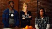 Die Besitzerin einer Bar soll die Schulden ihres verstorbenen Vaters innerhalb von zwei Stunden begleichen. Sie bittet das Lerverage-Team um Hilfe. Die Zeit ist knapp und v.l.: Alec Hardison (Aldis Hodge), Parker (Beth Riesgraf) und Eliot (Christian Kane) müssen einen Notfall-Plan schmieden.
