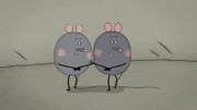 Alles was sie auf Lenas Fernsehgerät sehen, wollen die beiden Mäusekinder nachahmen. Ballett jedenfalls kriegen sie gut hin.