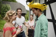 Vom Probetraining zurück und mit einer Riesenüberraschung für Aletta (Annina Euling, l.) und auch Tom (Stephan Luca, 2.v.l.) und Lisa (Susan Sideropoulos, 2.v.r.) im Gepäck: Erik (Louis Huselstein, r.) ...