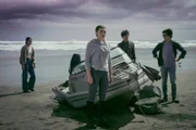Caroline (Jacqueline Joe, l.), Natasha (Antonia Robinson, v. M.), Dan (Max Crean, h. M.) und Caleb (Joshua Tan, l.) stoßen bei ihrer Suche nach Gordon auf dessen gekentertes Boot.