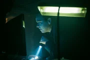 Bättig macht auf dem Computer eine schreckliche Entdeckung: Martin Vischer als Joel Bättig