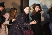 Melinda (Jennifer Love Hewitt, r.) und Delia (Camryn Manheim, M.) müssen mit ansehen, wie das Restaurant "Red Noir" niederbrennt ...