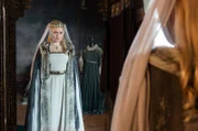Königin Guinevere (Anne-Marie Waldeck) in langem Gewand vor dem Spiegel.