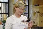 Susanne (Heike Jonca) ist gerührt, als sie Armins Brief öffnet.