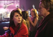 Der Geist von Patrick (Norbert Weisser, r.) nimmt auf einem Konzert Kontakt zu Melinda (Jennifer Love Hewitt, l.) auf