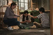 Natasha (Antonia Robinson, l.) und Caleb (Josh Tan, r.) trösten die aufgelöste Caroline (Jacqueline Joe, M.), nachdem diese mit ihrem Freund Zac Schluss gemacht hat.