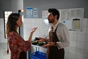 Nathalie (Amrei Haardt) kündigt impulsiv, als sie Matteo (Riccardo Angelini) wieder zu nahe kommt.
