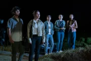 Am Strand machen Dan (Max Crean, l.), Issie (Macey Chipping, 2. v. l.), Caleb (Josh Tan, M.), Natasha (Antonia Robinson, 2. v. r.) und Caroline (Jacqueline Joe, r.) bei der Suche nach dem illegalen Trawler eine unglaubliche Entdeckung.