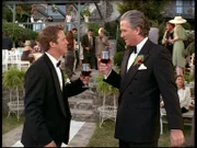 Wayde Garrett (Patrick Duffy, r.) ahnt nicht, dass der Drink, der ihm von seinem Schwiegersohn Phillip (David Sheinkopf, l.) angeboten wird, ein tödliches Mittel enthält.