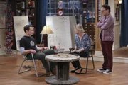 Weil Leonard (Johnny Galecki, r.) bei Penny (Kaley Cuoco, M.) einziehen möchte, fühlt sich Sheldon (Jim Parsons, l.) verletzt und wünscht sich ins Jahr 2003 zurück, als er noch keine emotionale Bindungen zu Menschen hatte ...