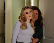 Taylor Otto (Meg Donnelly, l.); Katie Otto (Katy Mixon, r.)