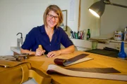 Die Taschenmacherin Sophie Annerl aus Pöchlarn in ihrem Atelier Elmsfeuer.
