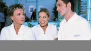 Nikola (Mariele Millowitsch, l.) traut ihren Ohren nicht, als Dr. Schmidt (Walter Sittler) in aller Öffentlichkeit Mariannes (Xenia Seeberg) große Fähigkeiten lobt.
