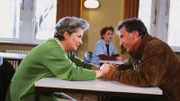 Uschi (Barbara Freier) erzählt ihrem Ehemann Wolfgang (Klaus Wennemann), daß sie bald einen Freigang bekommt.