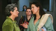 Uschi (Barbara Freier, li.) bittet Walter (Katy Karrenbauer, re.), Vivi (Annette Frier, Mi.) dazu zu bewegen, mit dem Streik aufzuhören.