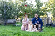 Familie Ullmann in ihrem Garten.