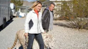 Tierhalter Zuzanna und Scott führen einen Weißen Tiger spazieren.