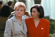 L-R: Jessica Fletcher (Angela Lansbury) und Maude Gillis (Kate Mulgrew)