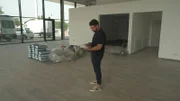 Gastronom Selim Karpuz im leeren Autohaus, das er in ein italienisches Restaurant verwandeln will.