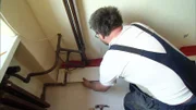 Papa Simon ist überzeugt, dass er die Sanierung ganz alleine stemmen kann. Auch ohne Fachkenntnisse, schließlich lässt sich alles im Internet nachlesen.