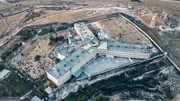Nach dem Machtwechsel stürmen die Menschen in Syrien das Sadnaya-Gefängnis auf der Suche nach vermissten Verwandten. Das Assad-Regime hat hier jahrzehntelang politische Gegner festgehalten, gefoltert und ermordet.