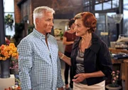 ARD ROTE ROSEN FOLGE 1374, am Mittwoch um 14:10 Uhr im ERSTEN. Thomas (Gerry Hungbauer, l.) muss vor Johanna (Brigitte Antonius, l.) zugeben, dass er keine Erinnerung an den gestrigen Abend hat.
