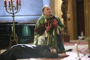 Kurz bevor Cameron Ducane (Chris Andrew Ciulla, l.) tot zusammenbricht, übergibt er einem Priester (Don Baldaramos, r.) einen Säugling. Ein Fall für Castle und Beckett ...