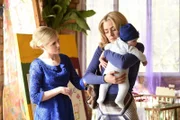Patricia (Harriet Dyer, l.); Joan (Jessica Marais, r.)