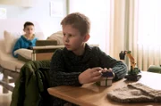 Oskar Brentano (Leonard Scholz, hi.) schärft seinem kleinen Bruder Max (Ben Grünberg, vorn) noch einmal ein, nichts zu verraten.