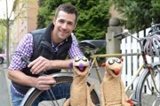 Nicht nur ein spannendes Buch über Indianer, auch ein mysteriöses Geräusch hält die Erdmännchen Jan & Henry vom Einschlafen ab.