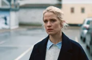 Nora (Marie Sandø Jondal) erhält eine beunruhigende Nachricht von Andreas.