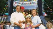Zu Gast auf dem Kinderfest des Waisenhauses ist Marijke Amado, die dort eine "Kinder-Playback-Show" moderiert. Dr. Stefan Frank (Sigmar Solbach) und die kleine Iris (Jana Kilka) freuen sich riesig.