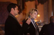 Ein Großbrand in einer Diskothek im Jahre 1978, bei dem 23 Menschen ums Leben kamen, beschäftigt Scott (Danny Pino, l.) und seine Kollegin Lilly Rush (Kathryn Morris, r.).