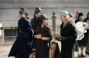 Charlotte Ritter (Liv Lisa Fries, li.) mit ihrer Freundin Doris (Lilli Fichtner).